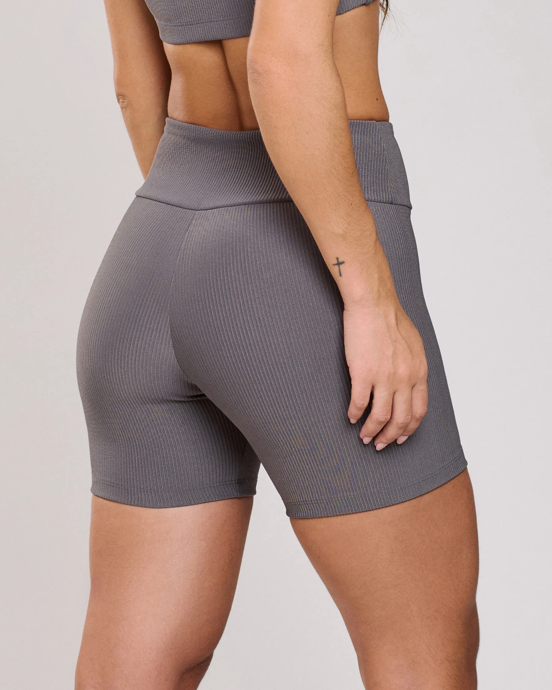 Short Canelado Eleva Cinza