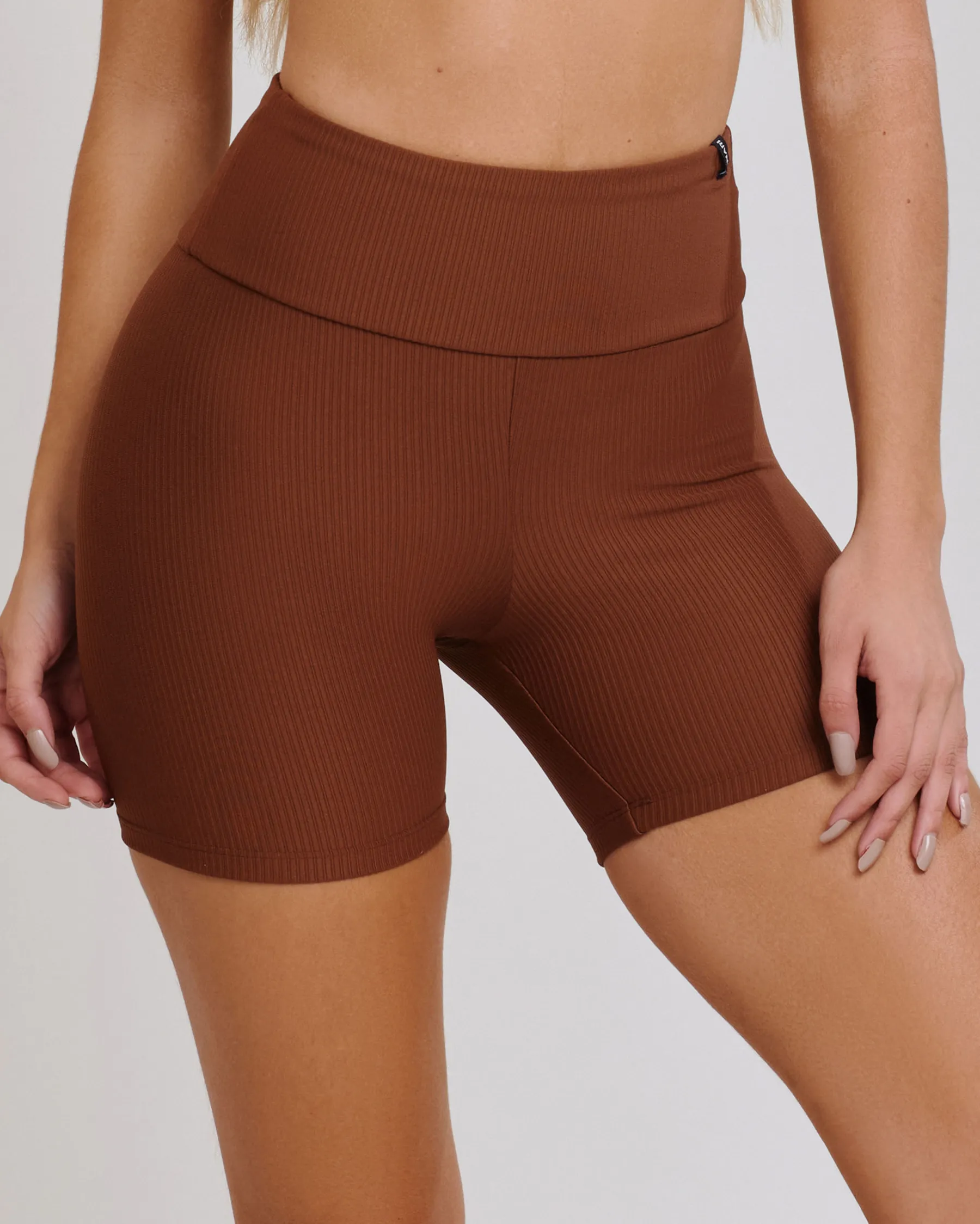 Short Canelado Eleva Marrom