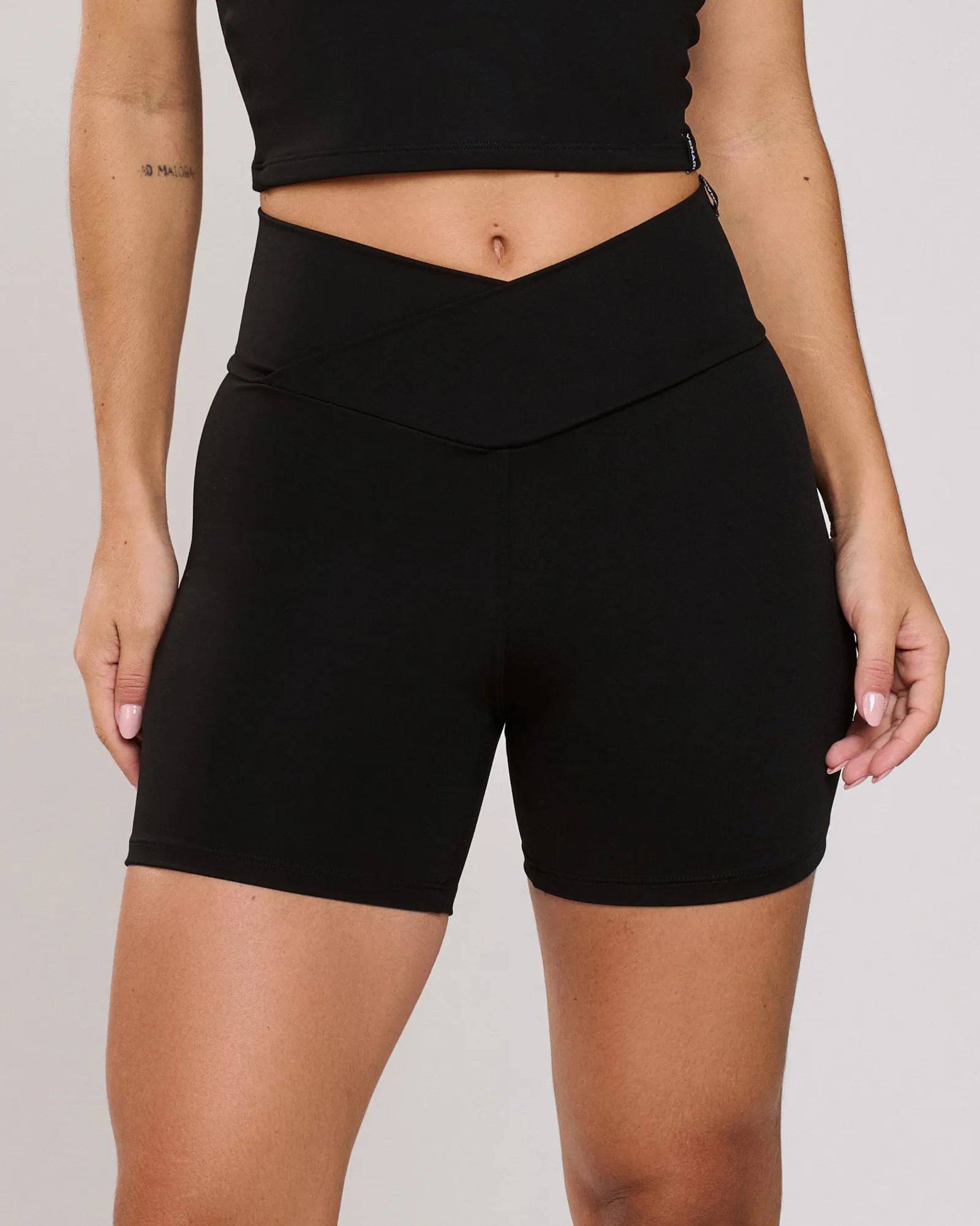 Short Cós Cruzado Gab Preto