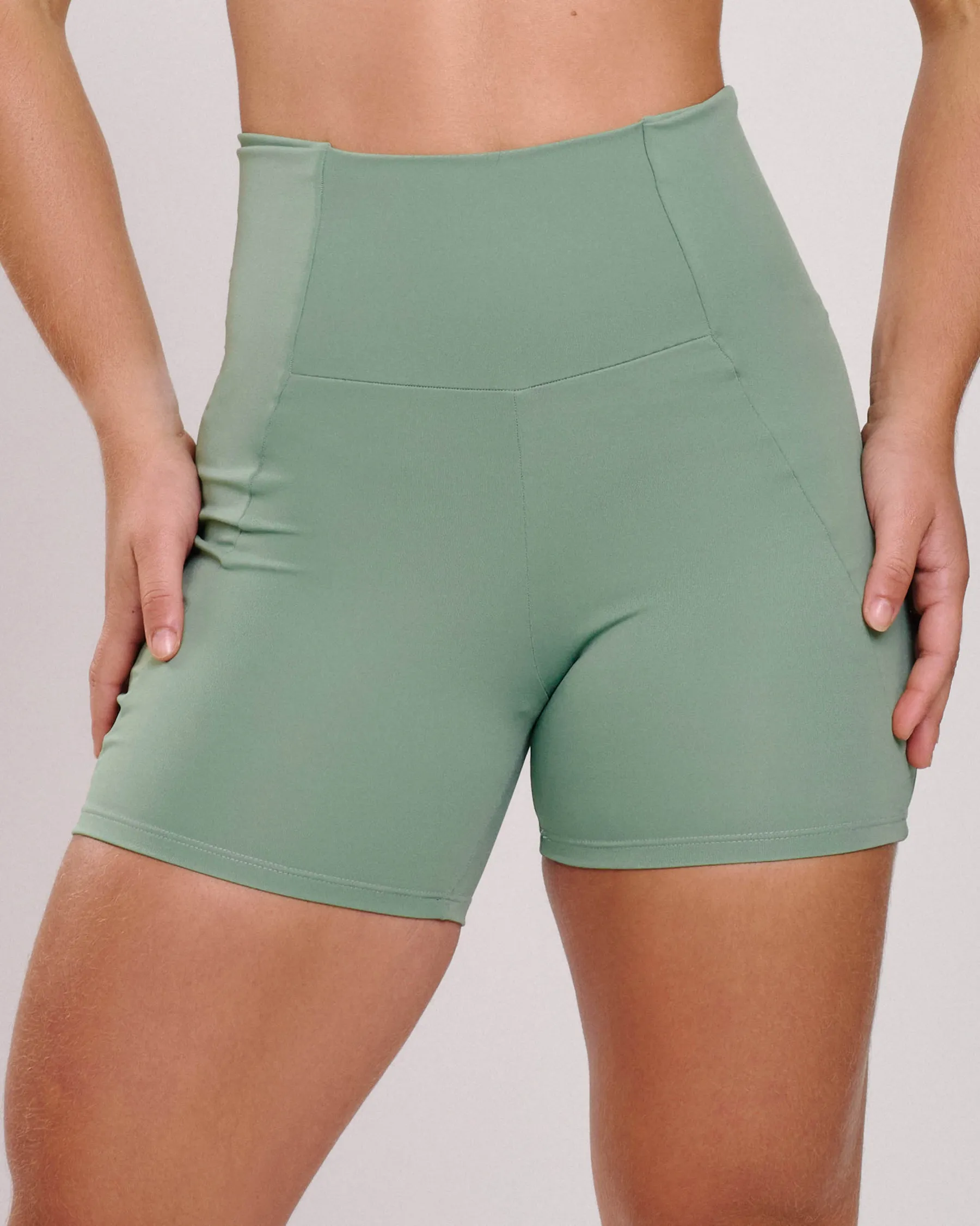 Short Recorte Com Bolso Pistache Ju Mamute